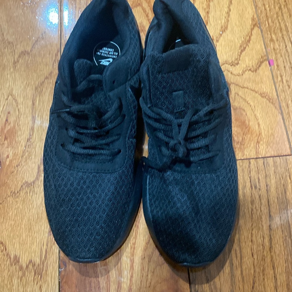 Nike women black shoes